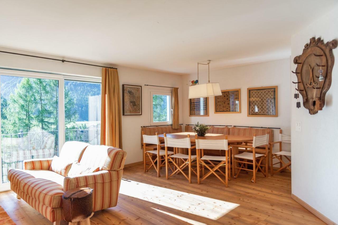 Chesa Saura - La Punt Appartement Buitenkant foto