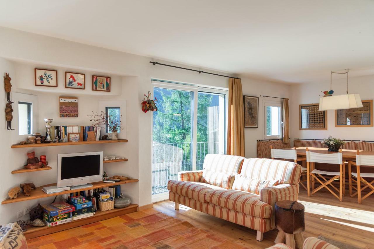 Chesa Saura - La Punt Appartement Buitenkant foto