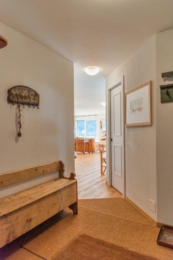 Chesa Saura - La Punt Appartement Buitenkant foto