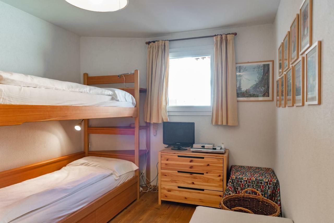 Chesa Saura - La Punt Appartement Buitenkant foto