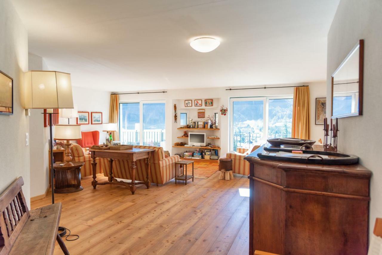 Chesa Saura - La Punt Appartement Buitenkant foto