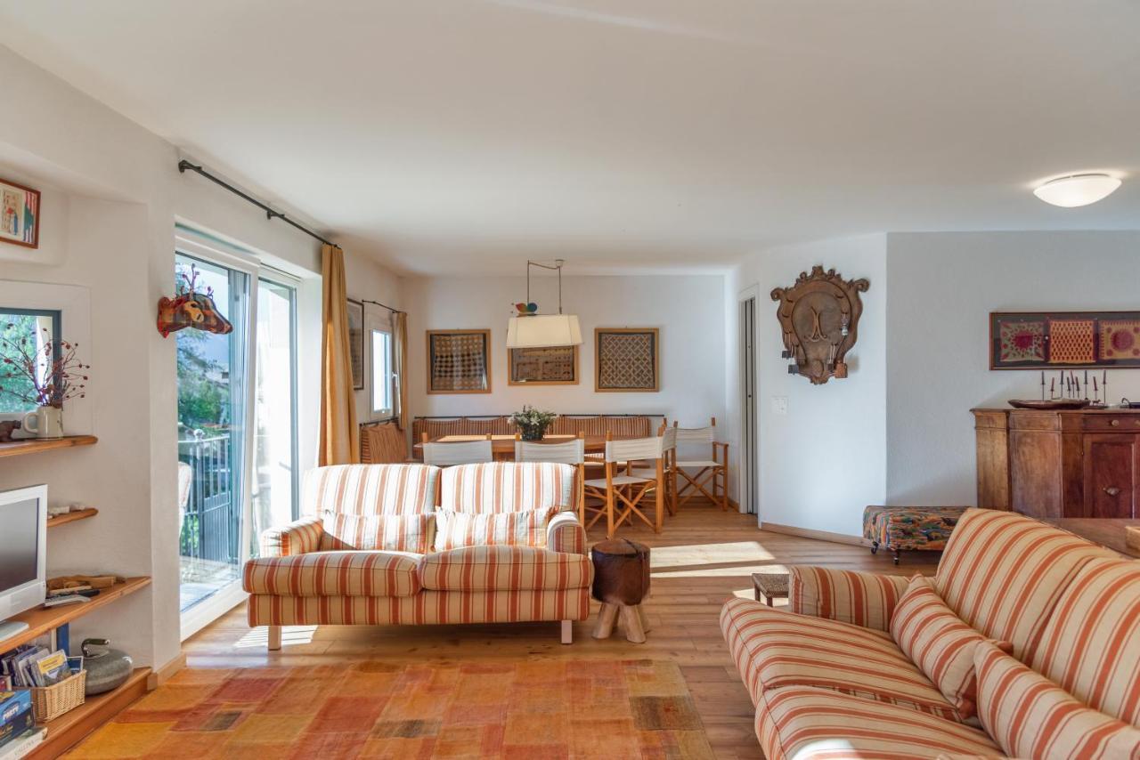 Chesa Saura - La Punt Appartement Buitenkant foto