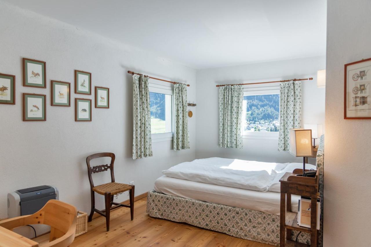 Chesa Saura - La Punt Appartement Buitenkant foto